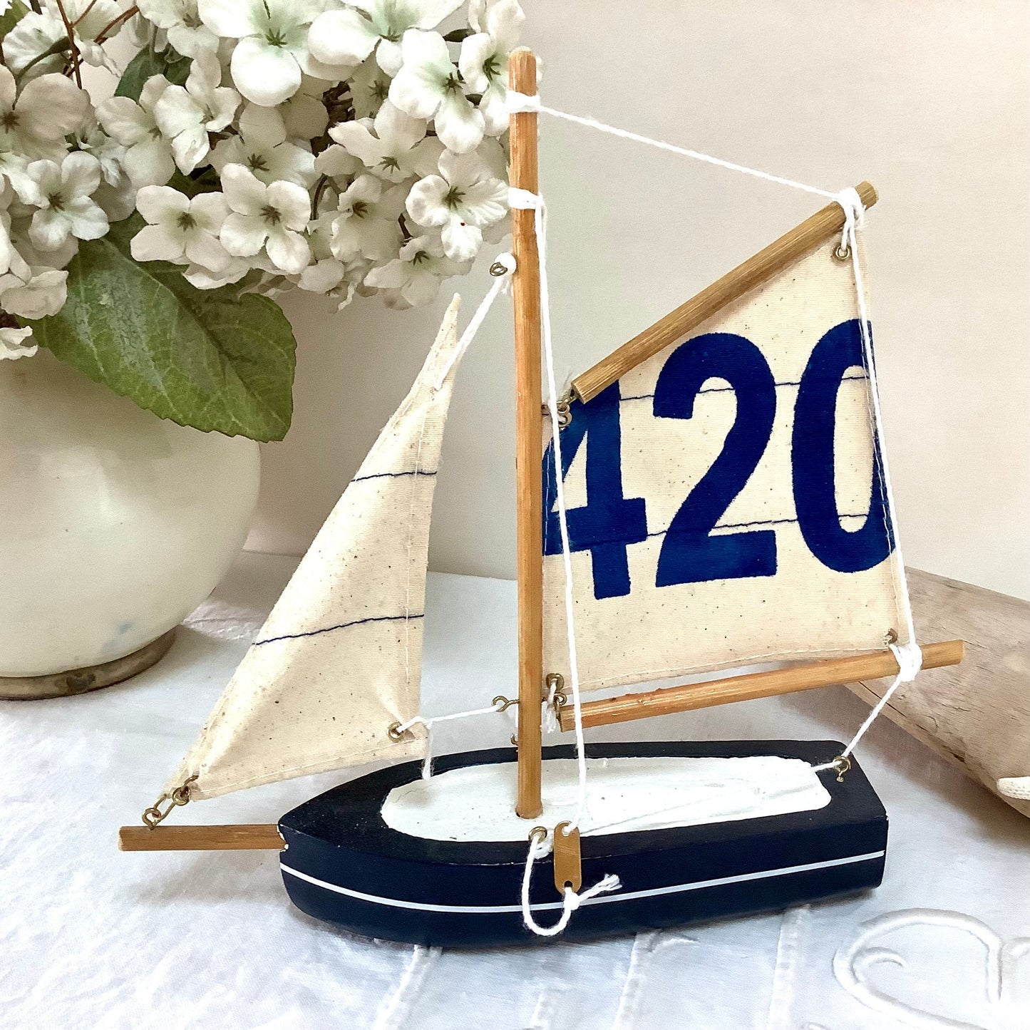 Bateau flottant bois bleu foncé voiles coton décoration marine ht 21 cm