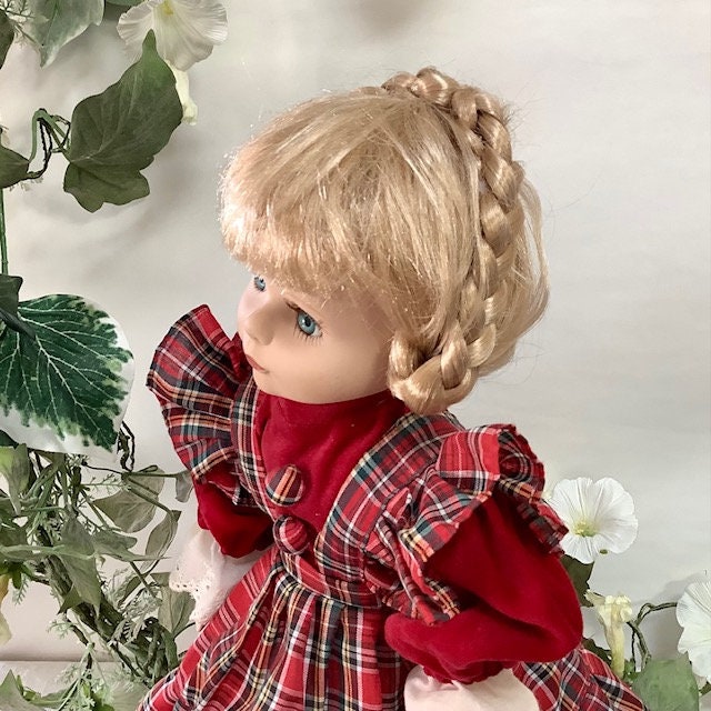 Poupée de collection porcelaine robe velours rouge ht 38 cm vintage