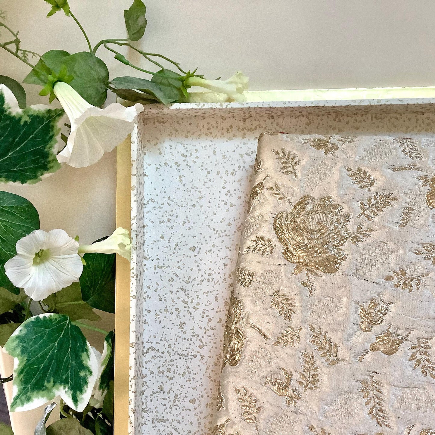 Grande boîte ancienne tissu satin brodé roses or vintage