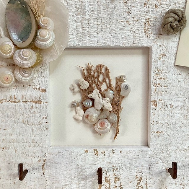 Accroche clés mural vintage bois blanchi nacre et coquillages modèle A