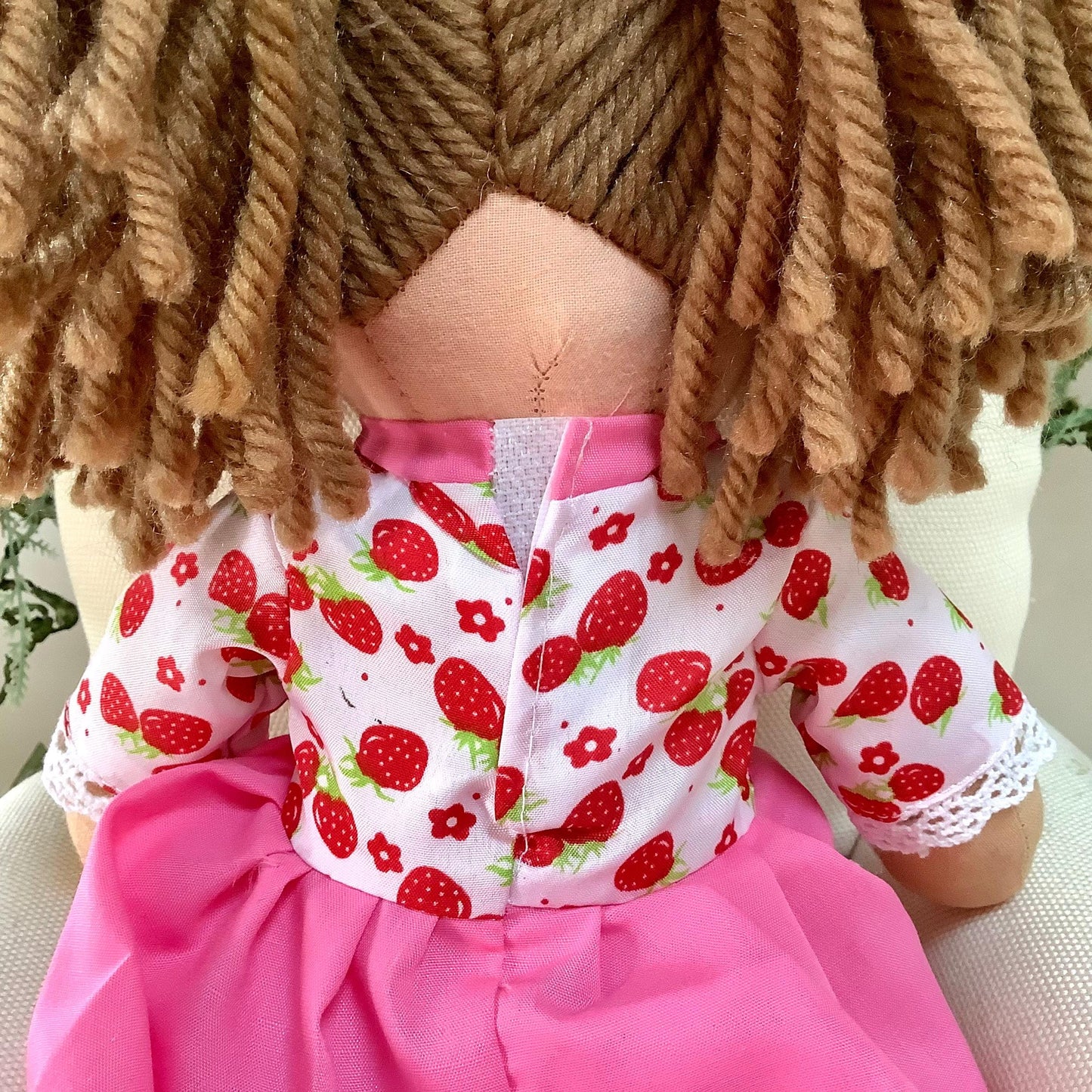 Poupée de chiffon tissu robe rose fraises modèle lola ht 30 cm