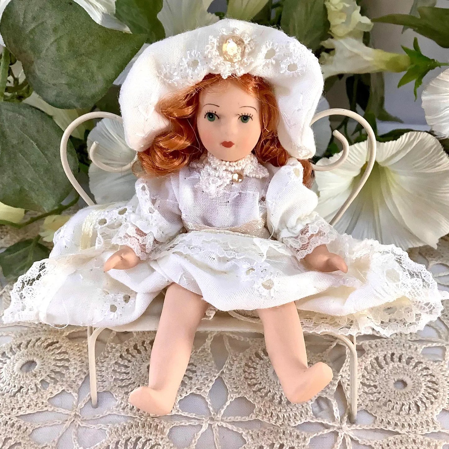 Monique poupée porcelaine miniature vintage ht 12 cm