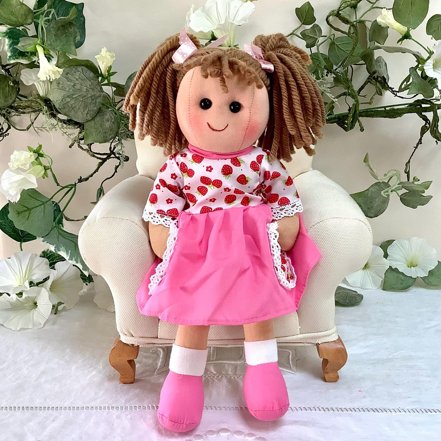 Poupée de chiffon tissu robe rose fraises modèle lola ht 30 cm