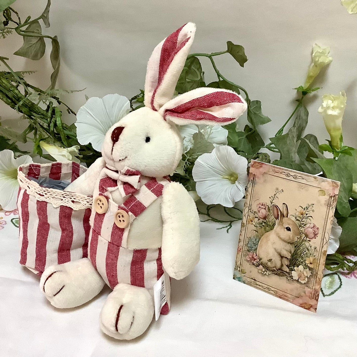 Lapin blanc peluche sac rayures décoration pâques 