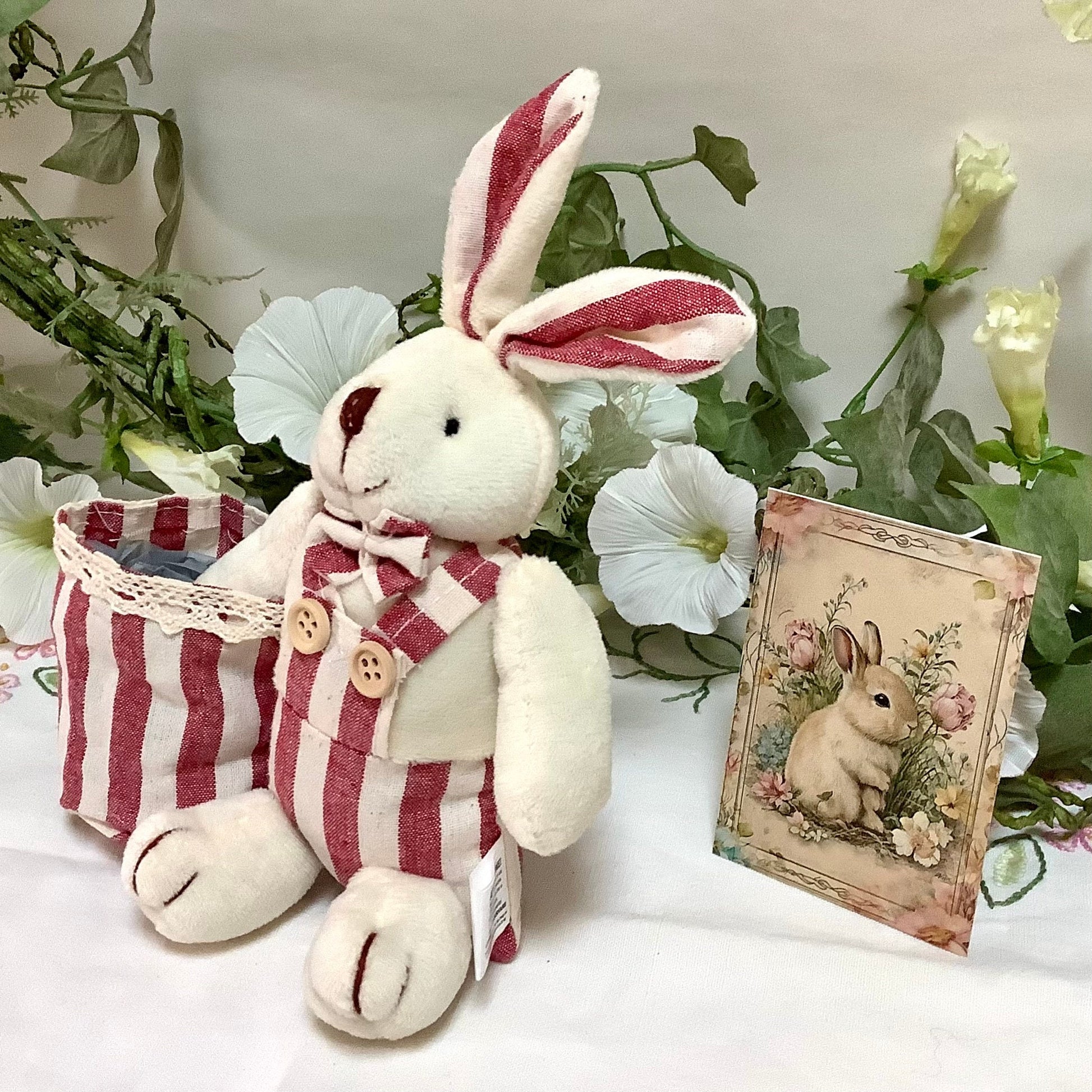 Lapin blanc peluche sac rayures décoration pâques 
