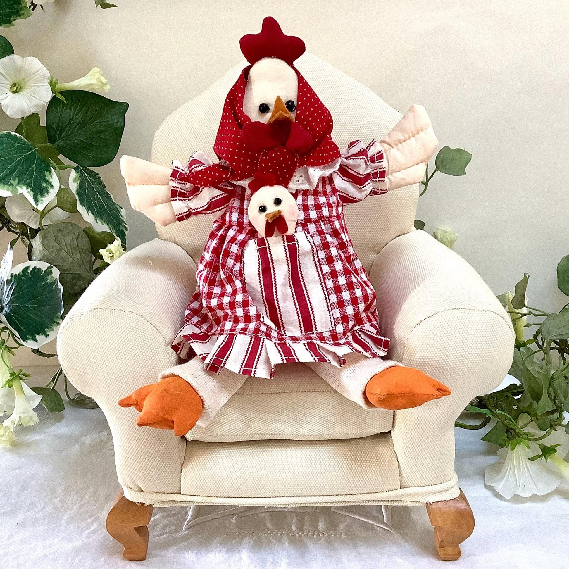 Poule déco assise robe carreaux rouge blanc avec poussin poche 28 cm, La Galleria vintage