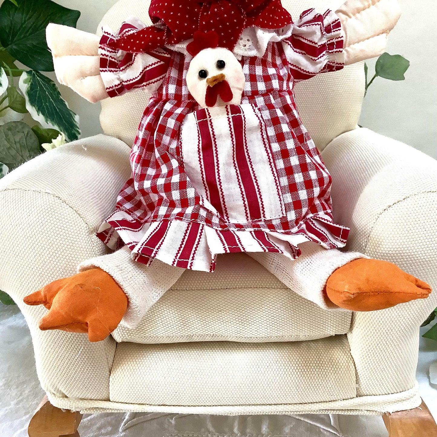 Vue rapprochée poule déco robe carreaux rouge blanc La Galleria, finitions soignées 28 cm