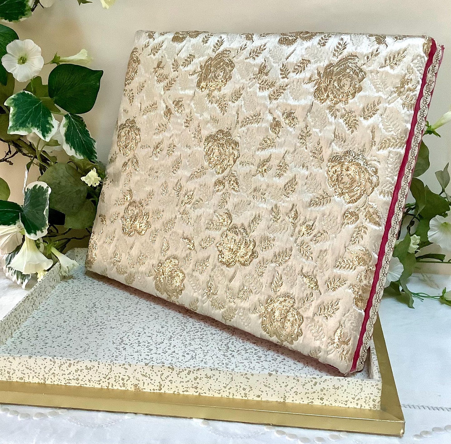 Grande boîte ancienne tissu satin brodé roses or vintage