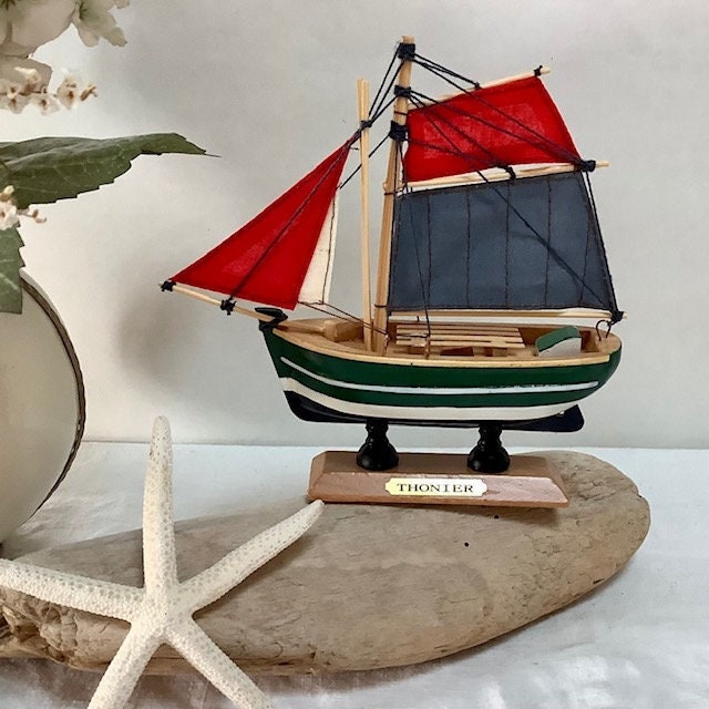 Maquette bateau Thonier bois rouge bleu  ht  15.5 cm