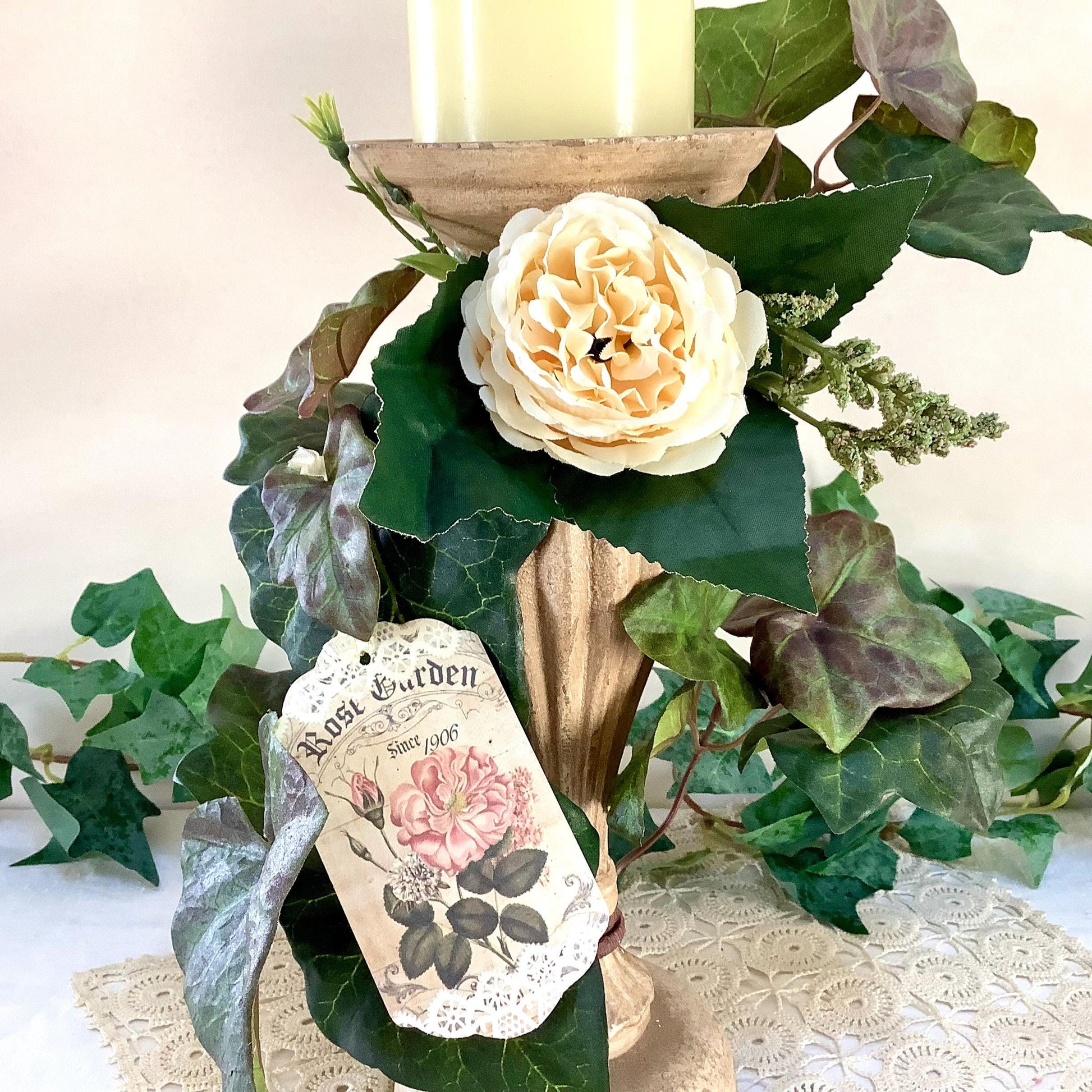Bougeoir floral vintage résine patiné bougie pilier flamme vacillante 43 cm, décoration rose