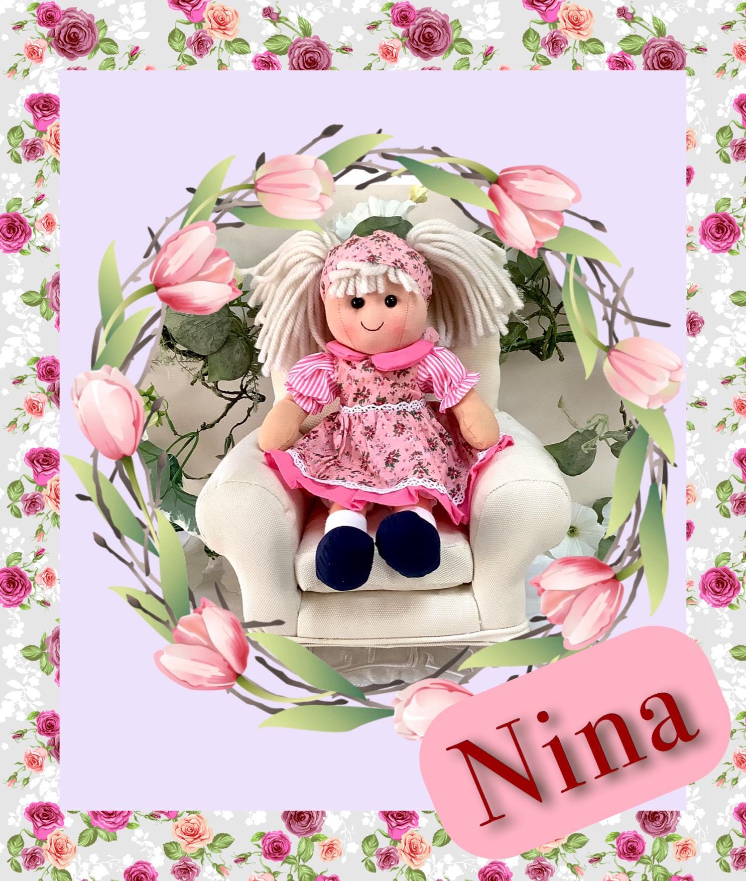 Détail robe rose motifs fleuris poupée chiffon Nina, jouet tissu enfant 30 cm