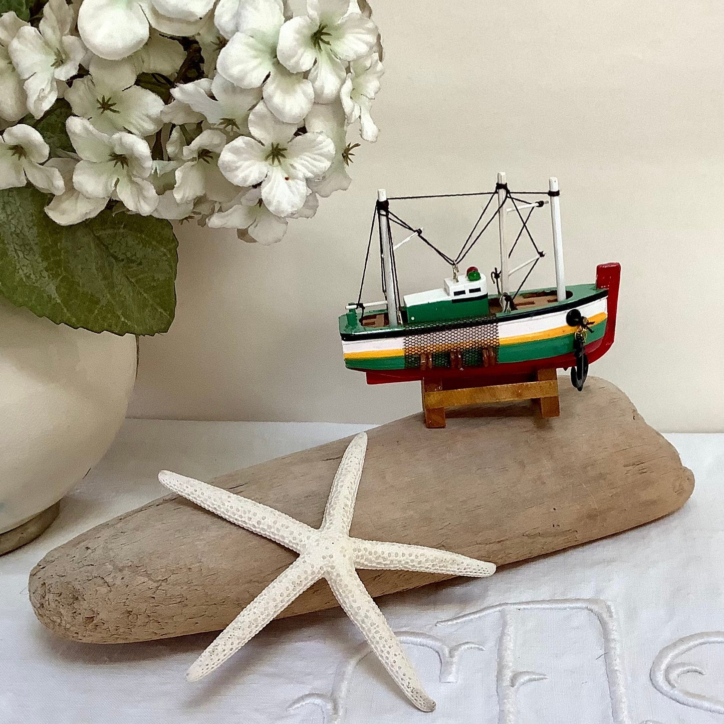 Bateau miniature bois chalutier vert rouge décoration marine ht 9 cm