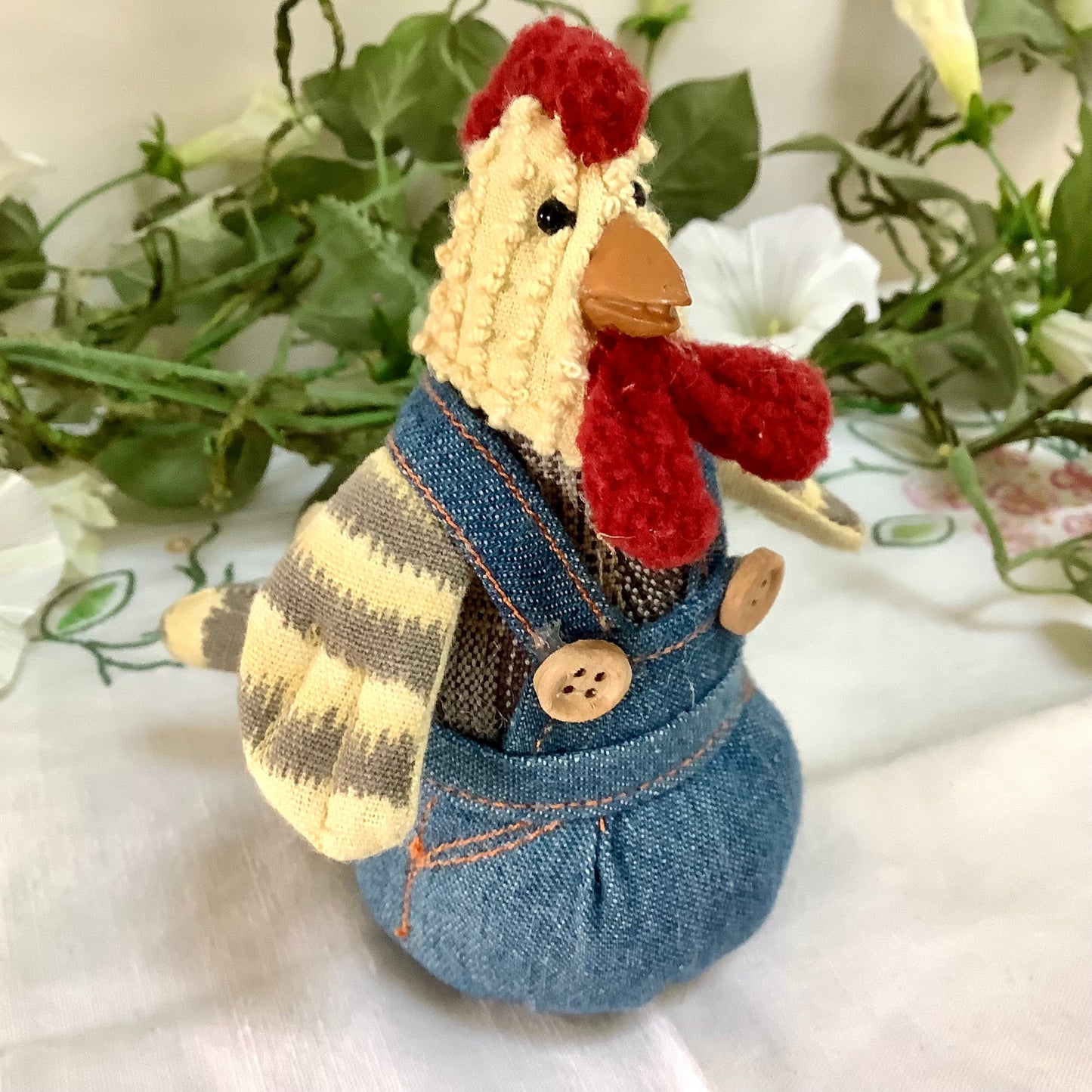 Petit coq a poser avec salopette vintage ht 12 cm