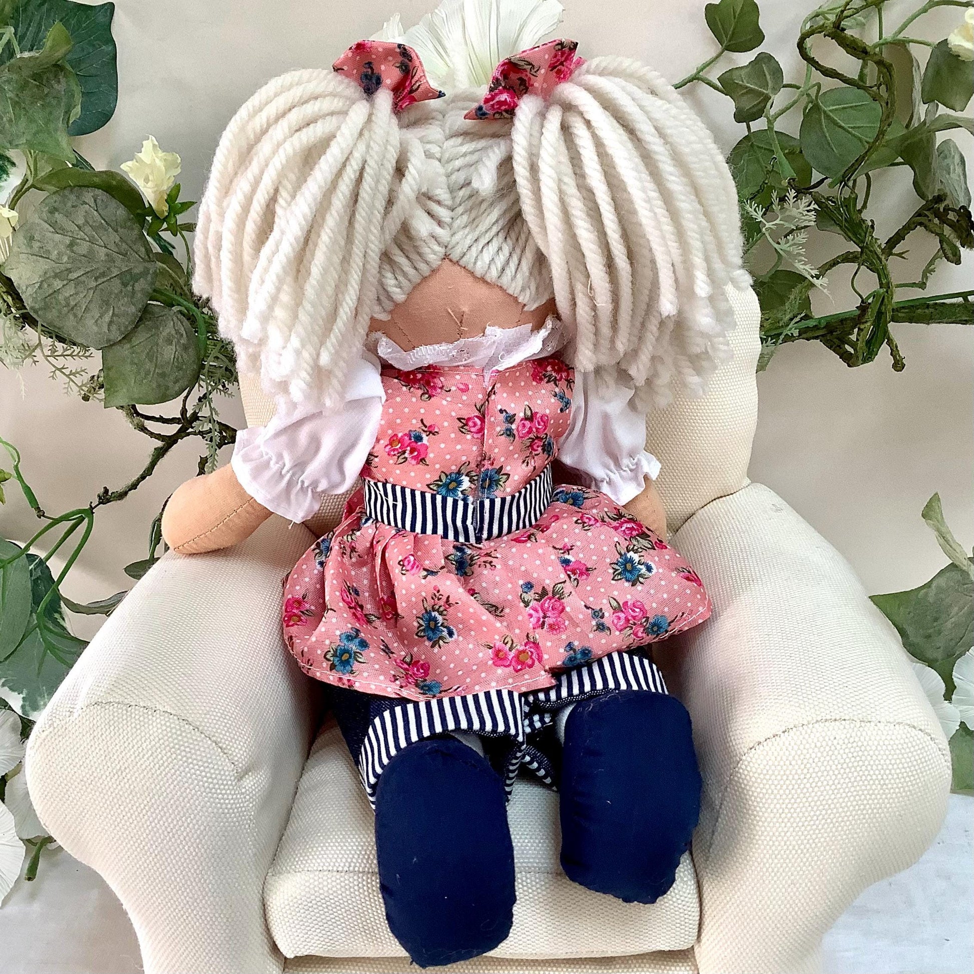 Vue arrière poupée de chiffon tissu blouse rose Bella, jouet enfant vintage 30 cm