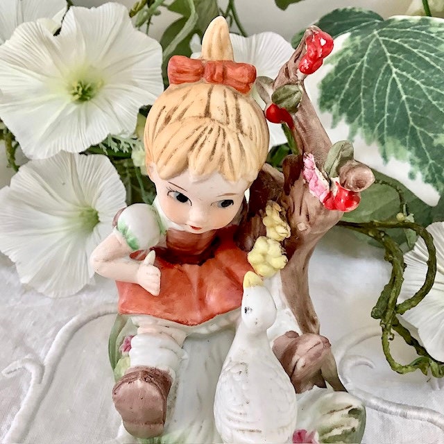 Figurine petite fille oie porcelaine ht 12 cm vintage