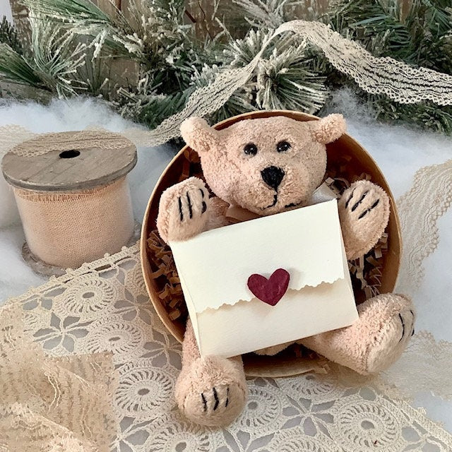 Vue rapprochée mini ours peluche beige message carte enveloppe, doudou vintage 10 cm