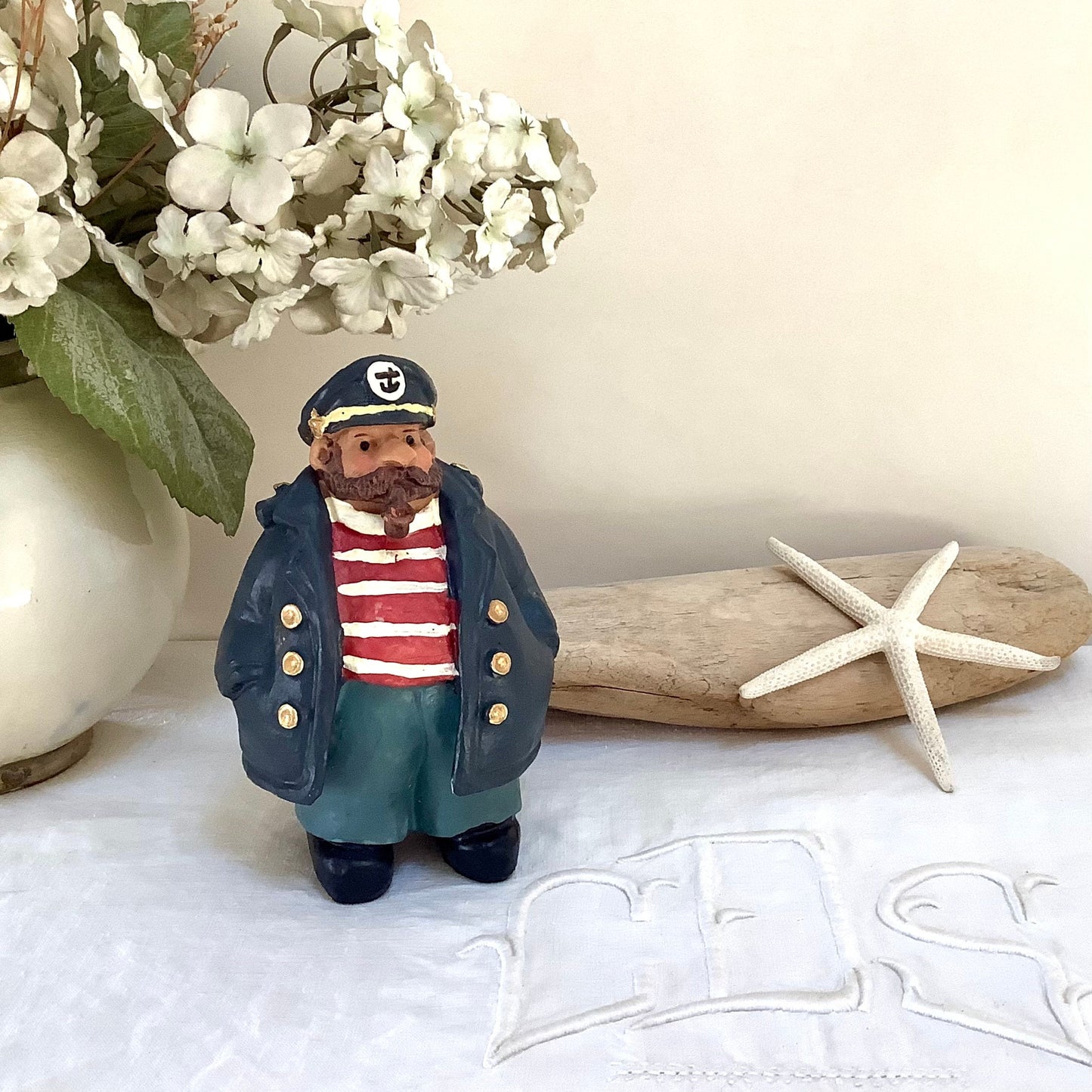 Figurine capitaine de marine rouge résine décoration marine ht 14.5 cm