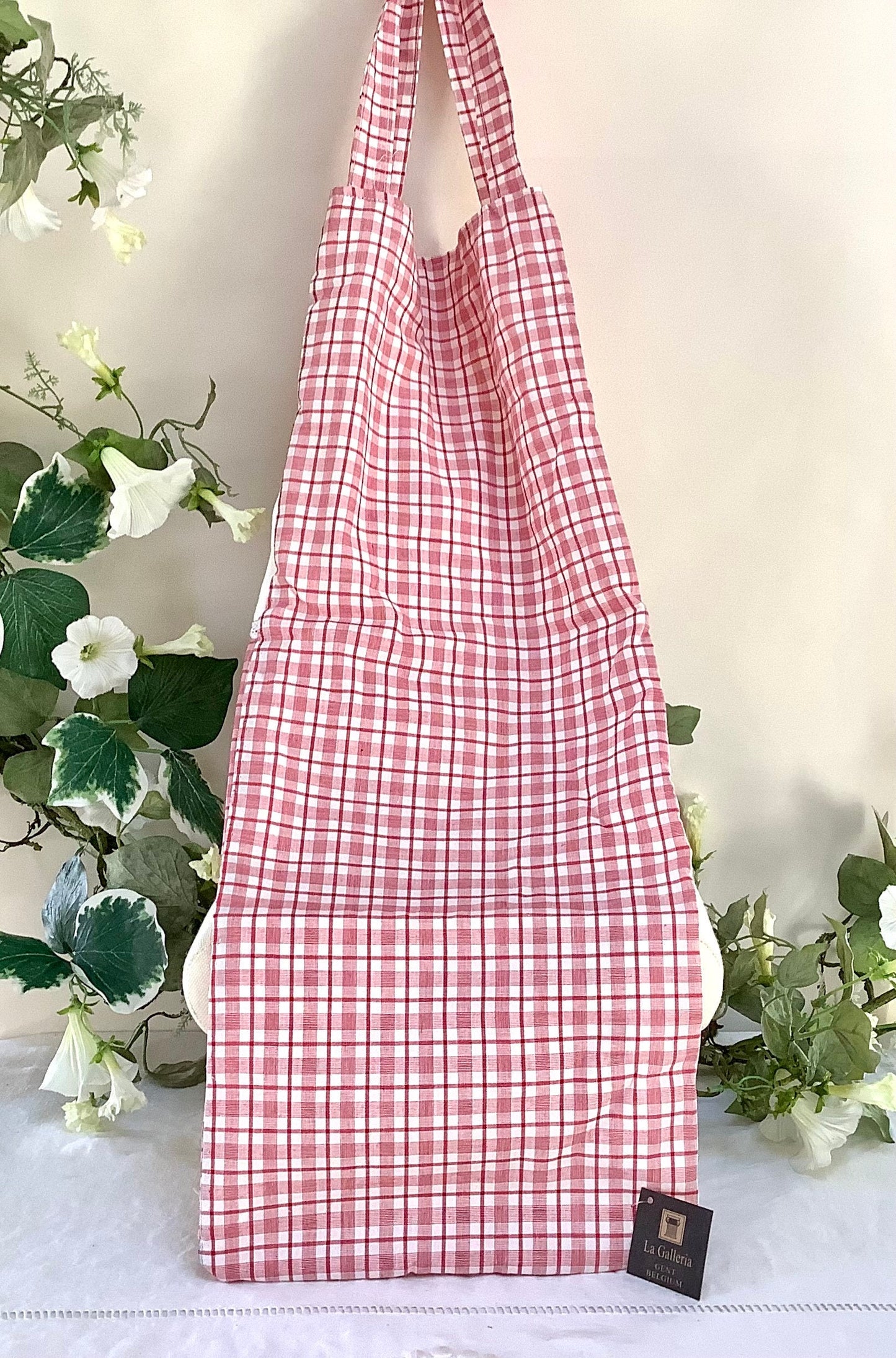 Détail motif poule sac à pain carreaux rouge blanc tissu, La Galleria vintage 25 cm