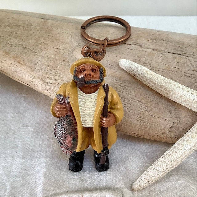 Porte clé pêcheur en résine vintage ht 6 cm