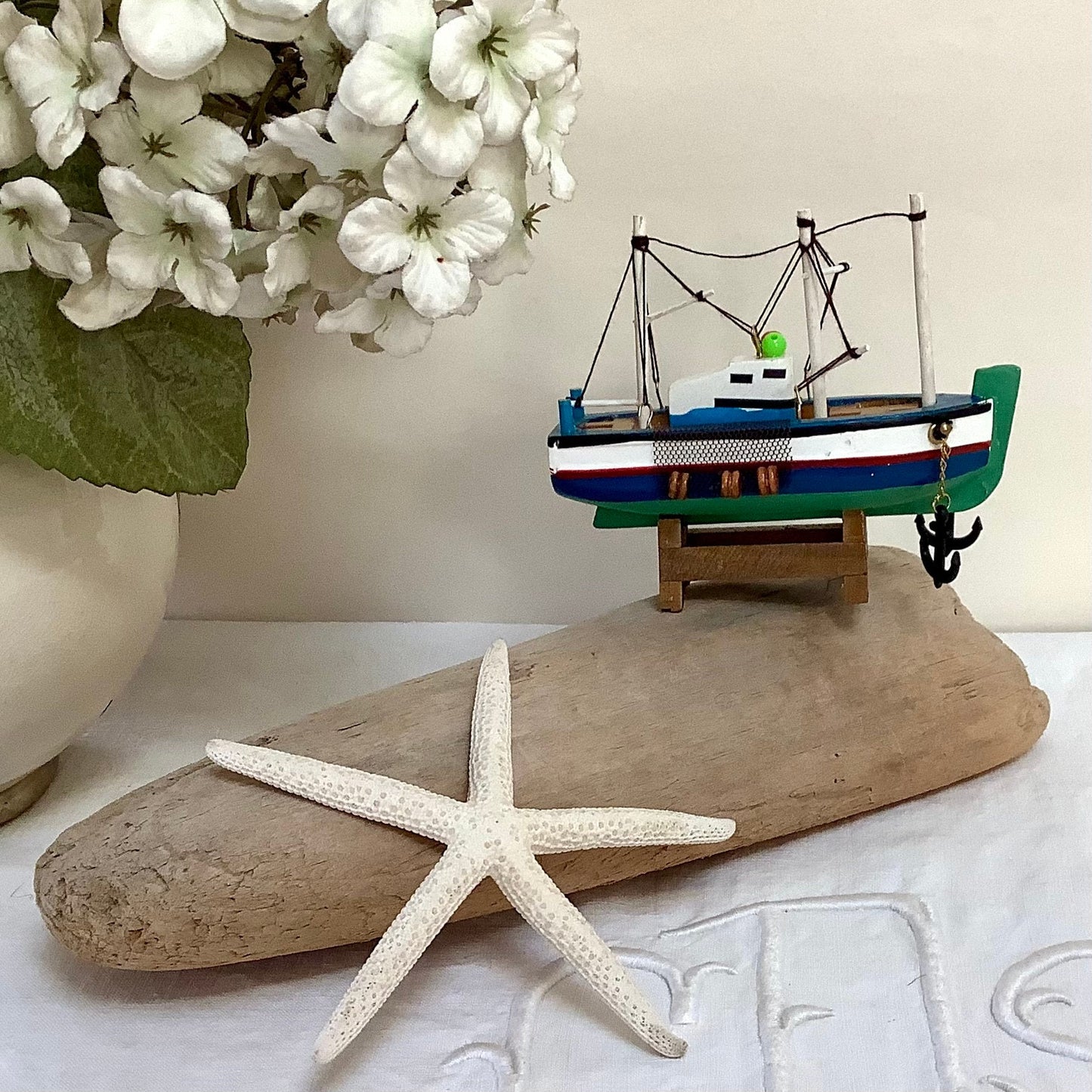 Bateau miniature bois chalutier bleu vert décoration marine ht 9 cm