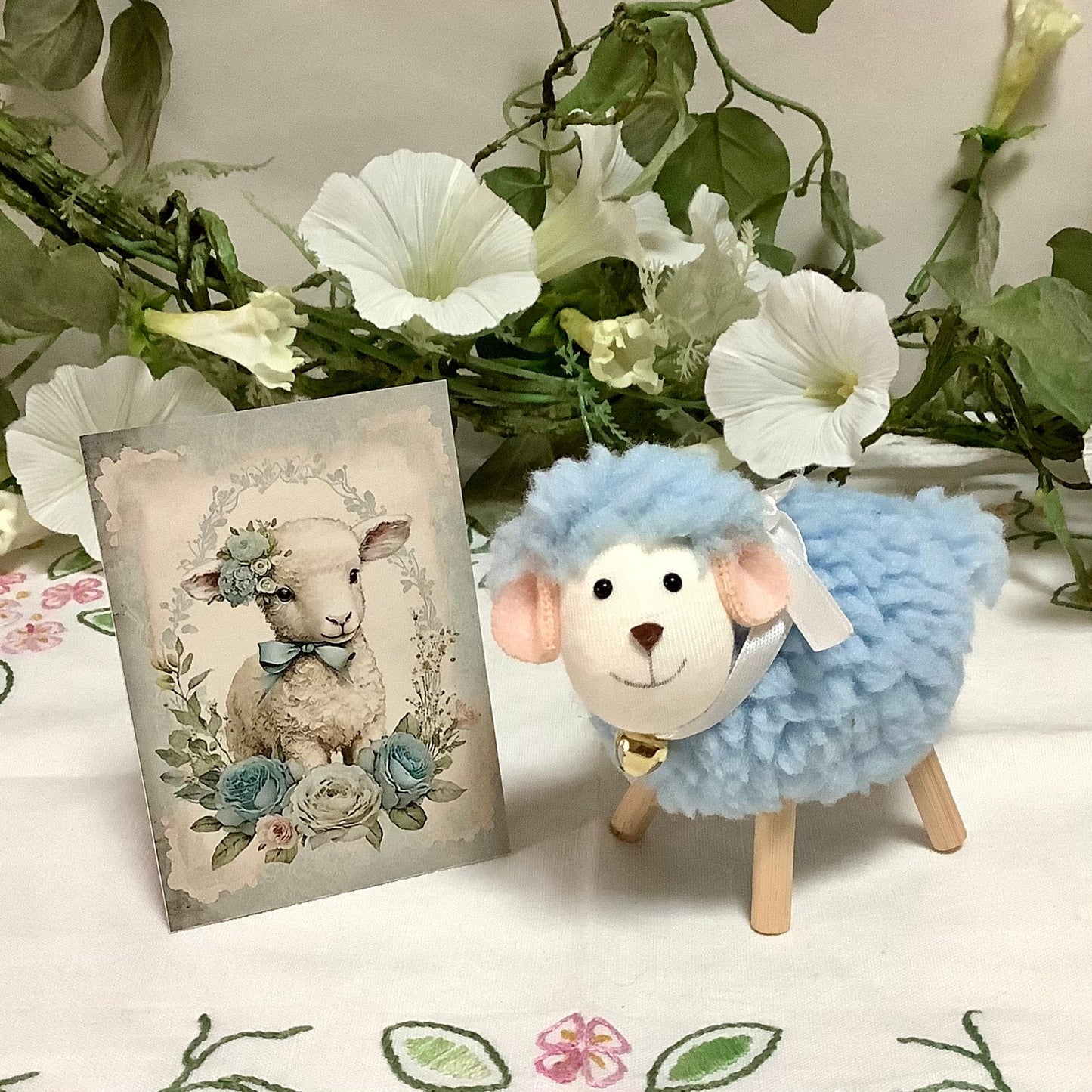 Mouton peluche bleu décoration pâques 