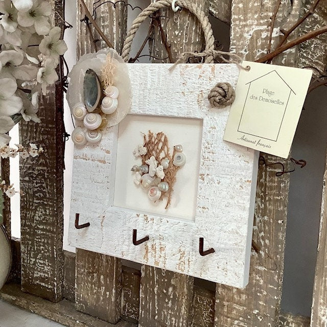Accroche clés mural vintage bois blanchi nacre et coquillages modèle A