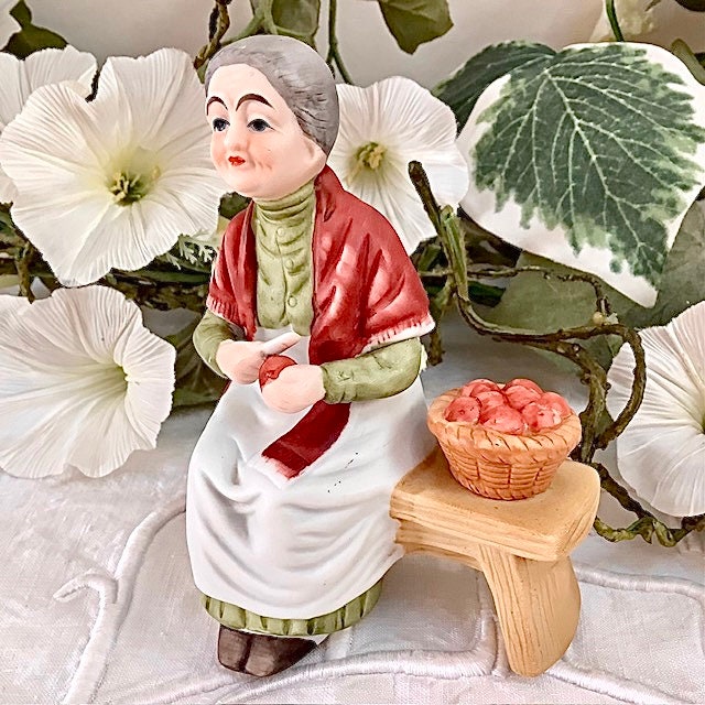 Figurine grand mère pommes porcelaine ht 12 cm vintage