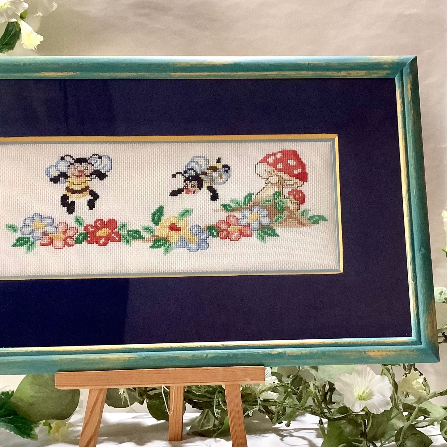 Tableau broderie enfant abeilles vintage 47 cm x 28 cm