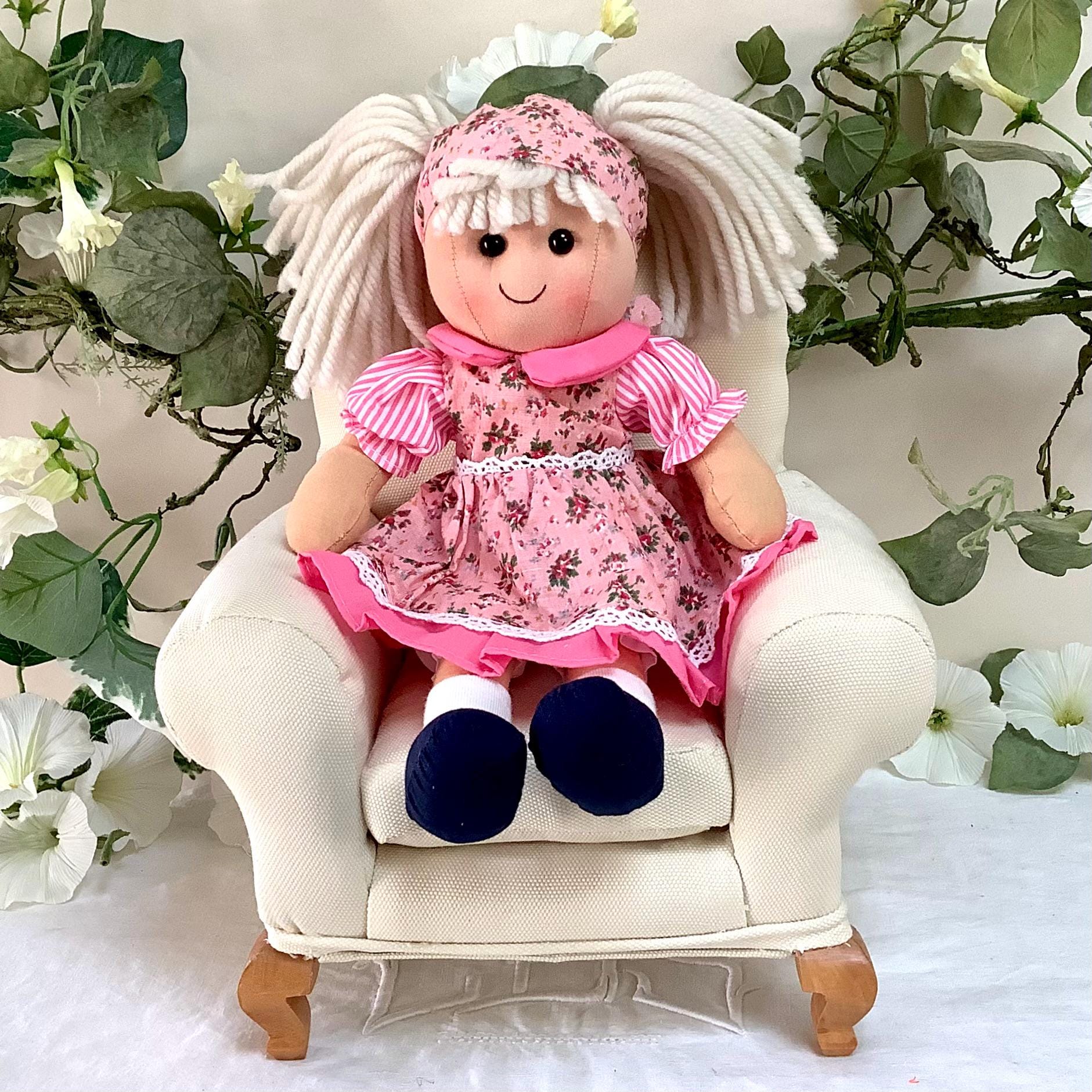 Détail poupée chiffon tissu robe rose fleurie Nina vêtements amovibles, jouet enfant 30 cm
