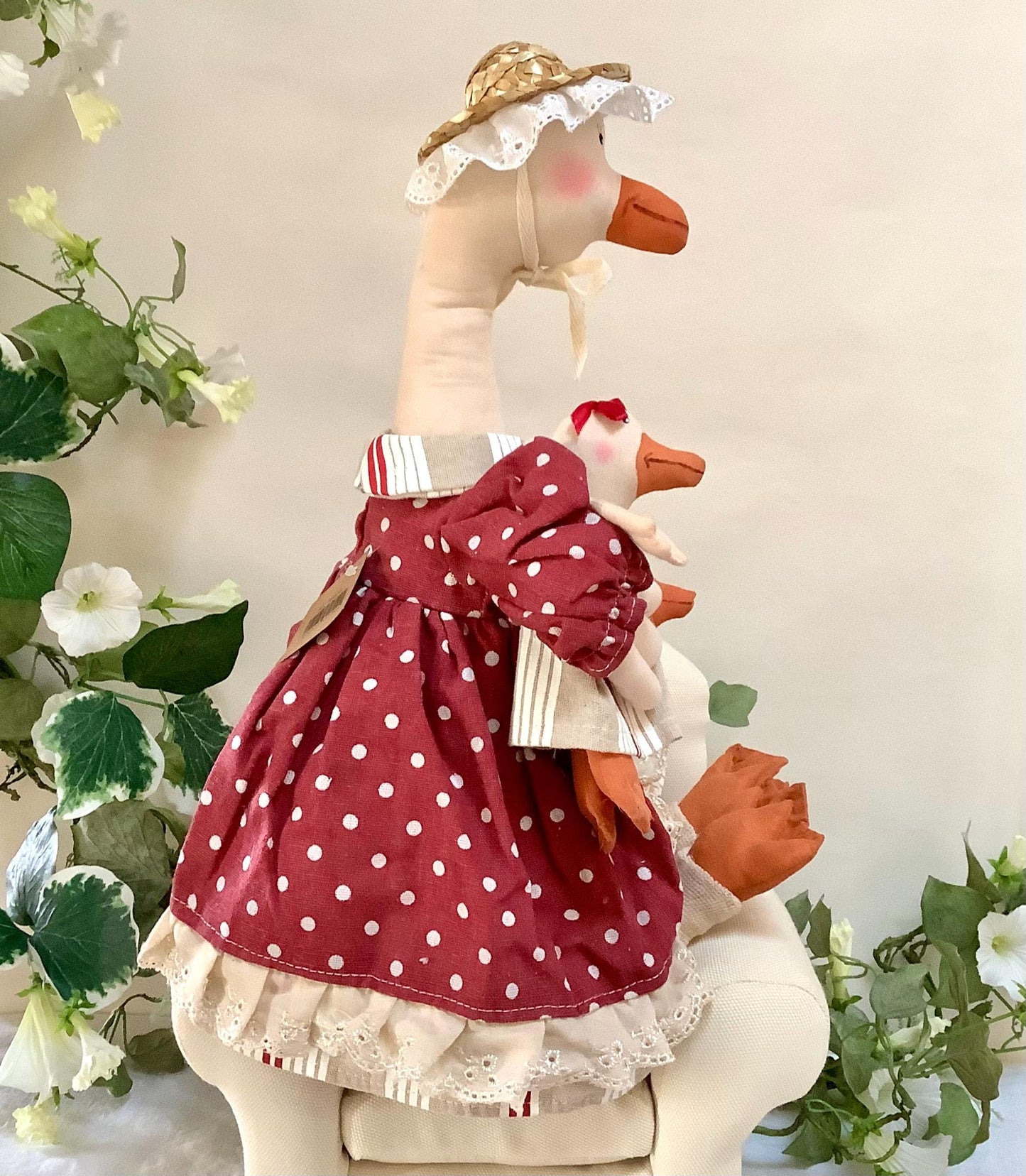 Détail oie tissu dentelles robe pois rouge blanc chapeau paille oisons, décoration vintage 53 cm
