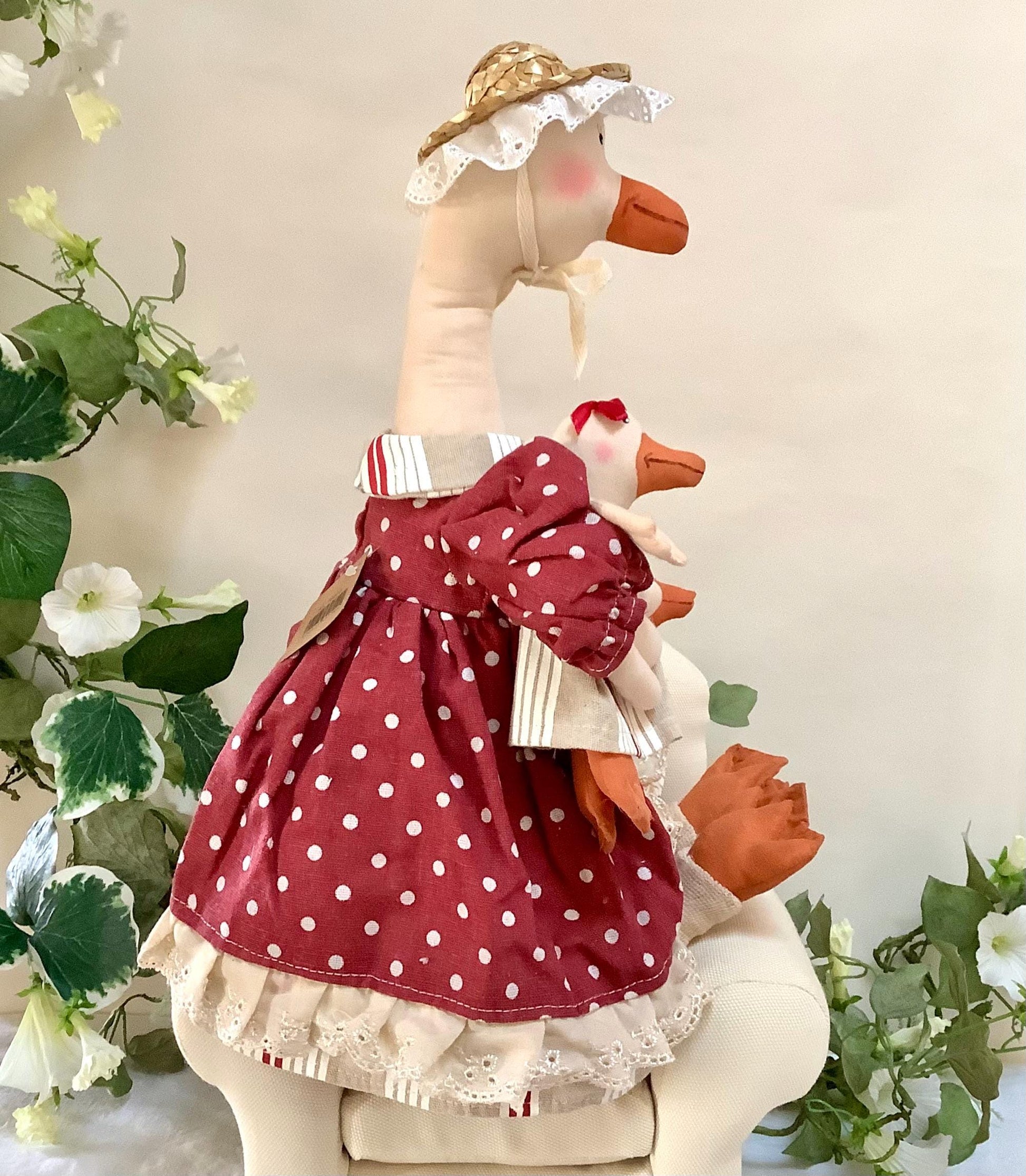 Détail oie tissu dentelles robe pois rouge blanc chapeau paille oisons, décoration vintage 53 cm