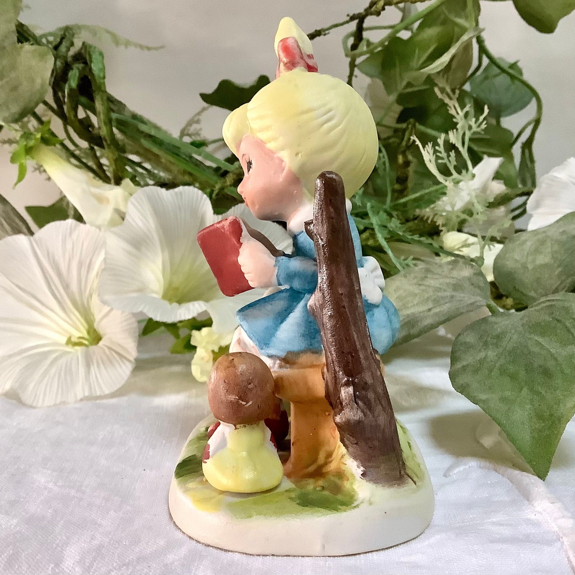 Détail sujet petite fille avec livre lapin poupée biscuit porcelaine, vintage 10 cm