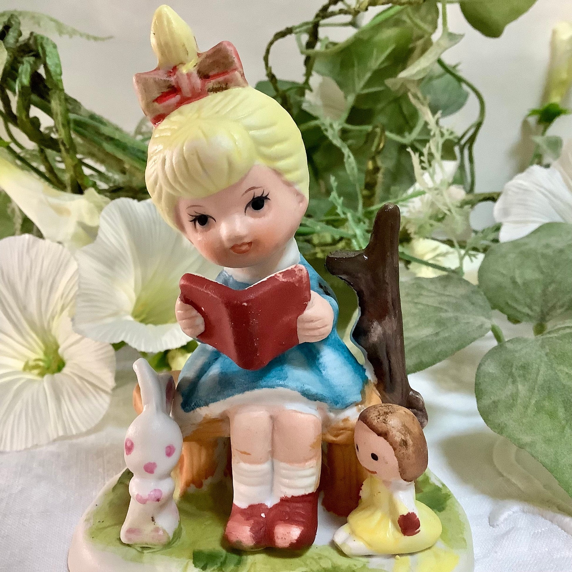 Vue arrière figurine petite fille lapin poupée porcelaine mate, décoration vintage 10 cm