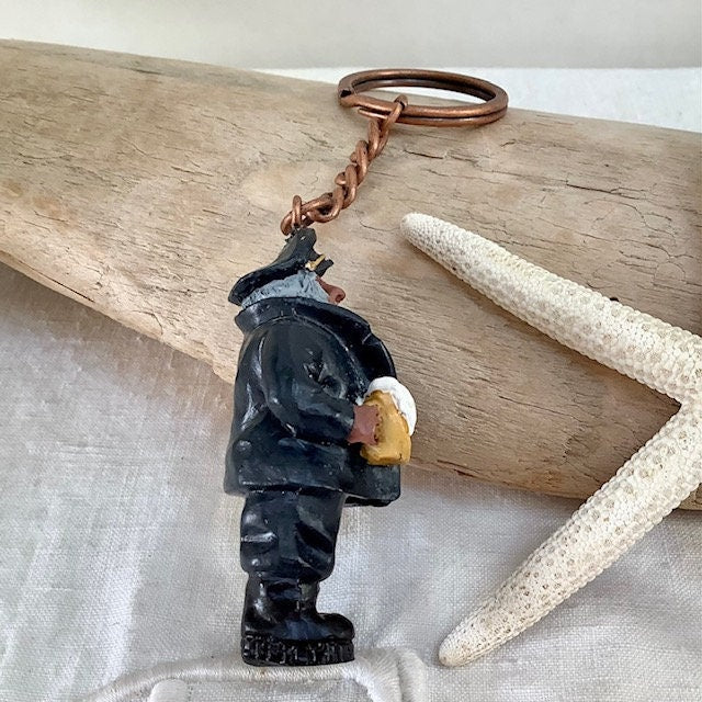 Porte clé capitaine en résine vintage modèle B ht 6 cm