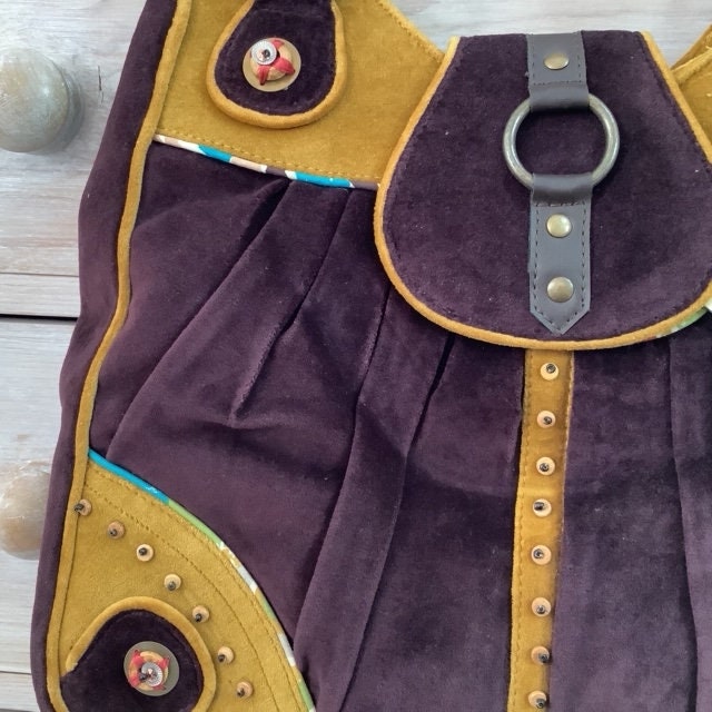  Vue rapprochée sac velours aubergine vintage, rabat aimant et fermeture éclair