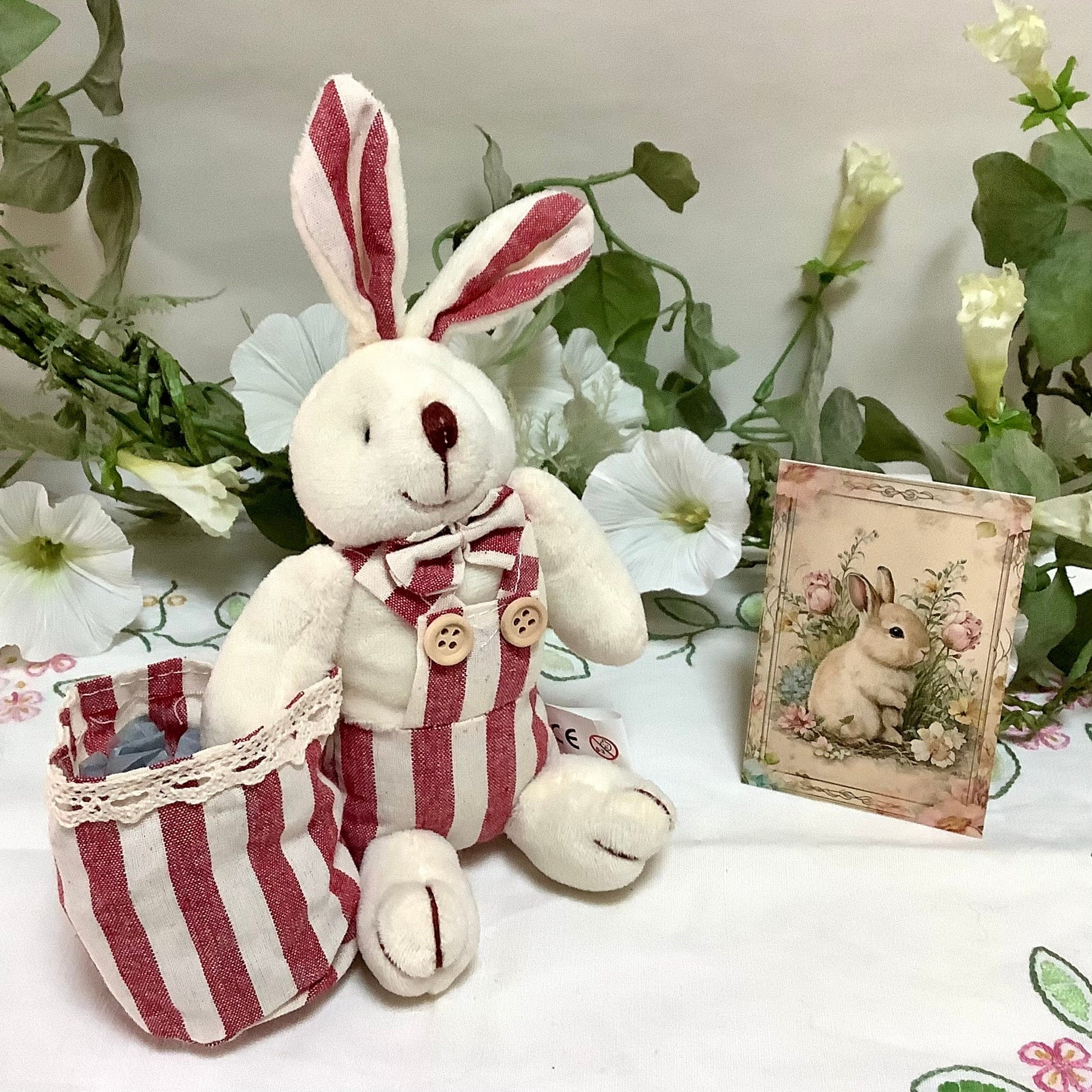 Lapin blanc peluche sac rayures décoration pâques 