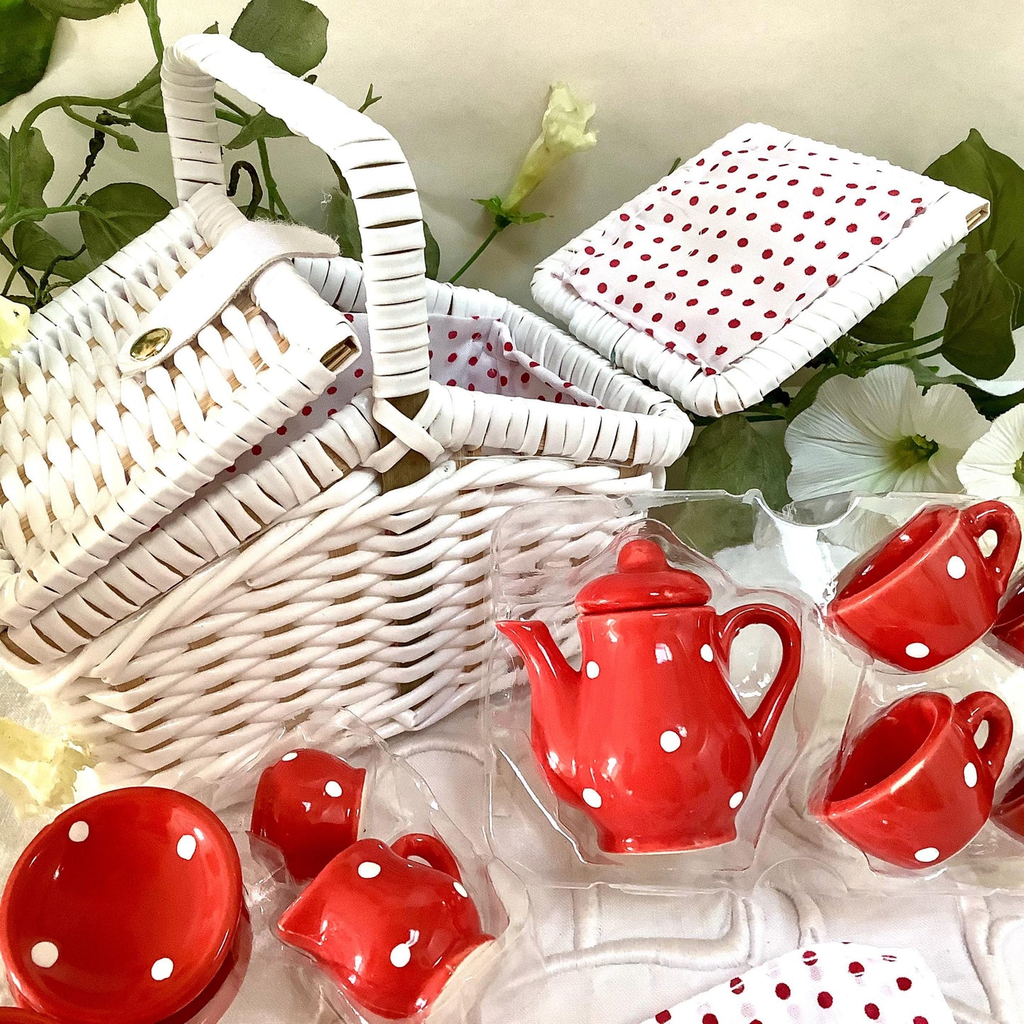 Jeu mini dînette porcelaine rouge pois panier