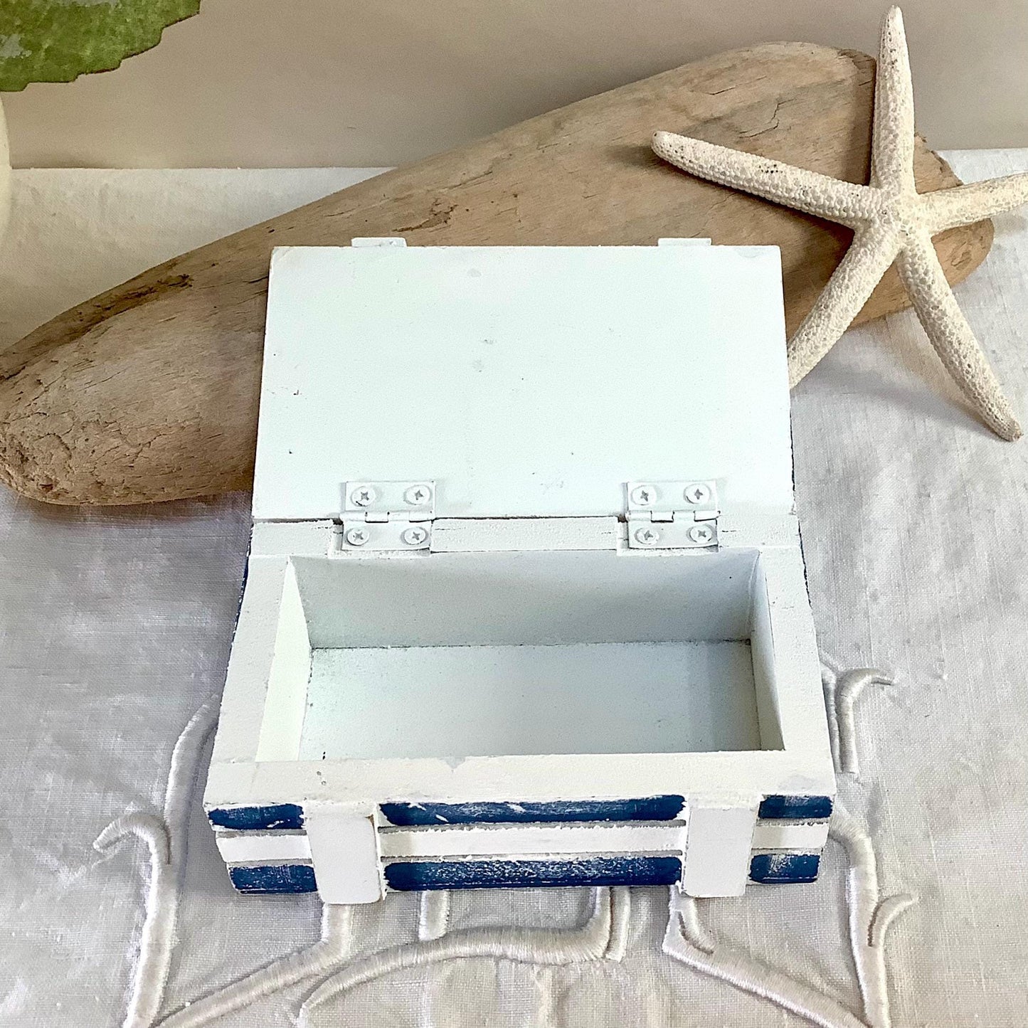 boîte ou coffret en bois bleu et blanc vintage décoration marine
