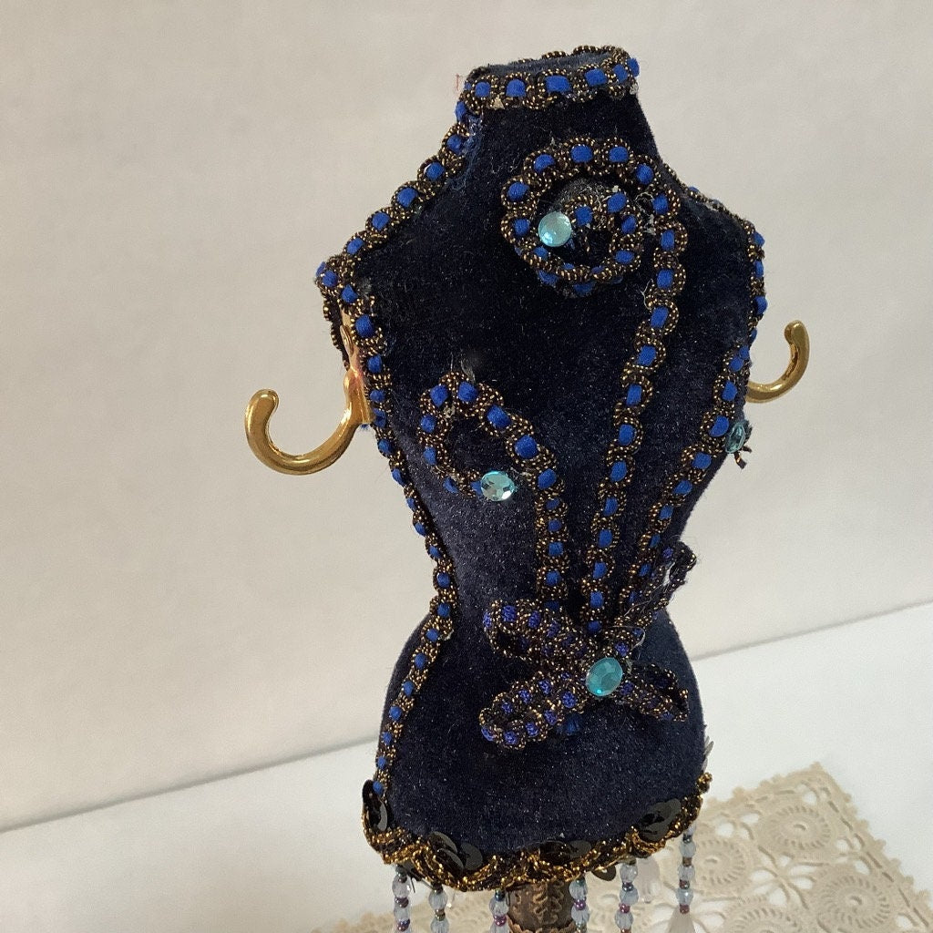 Vue rapprochée porte bijoux mannequin velours bleu marine orné feston, vintage 28,5 cm