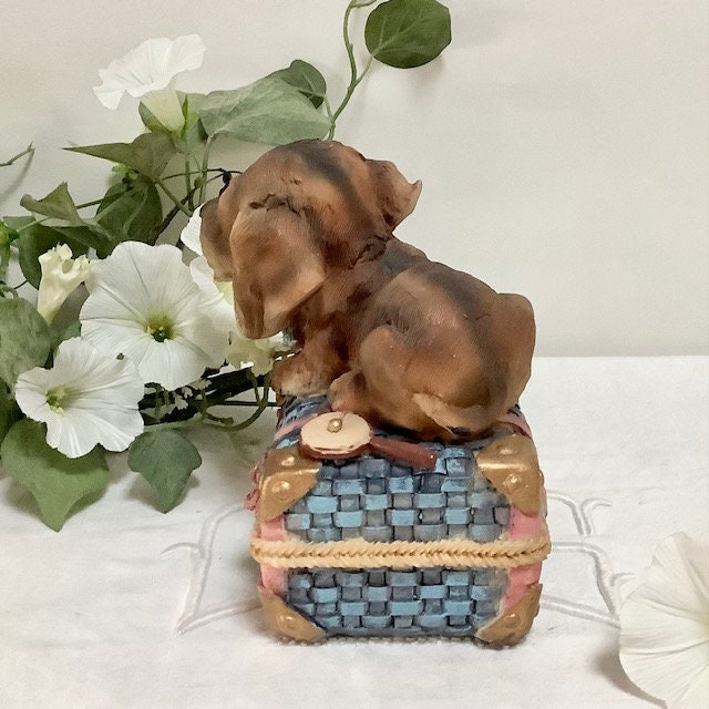 Tirelire chien valise résine ht 13.5 cm vintage