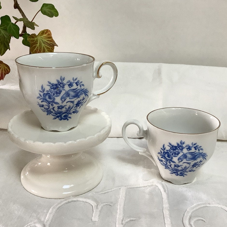 Pot à lait et tasses porcelaine bleu blanc vintage