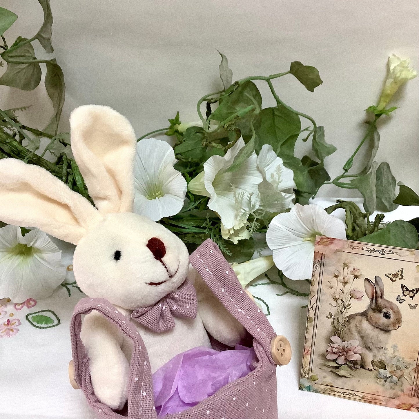 Lapin blanc peluche sac mauve pois décoration pâques 