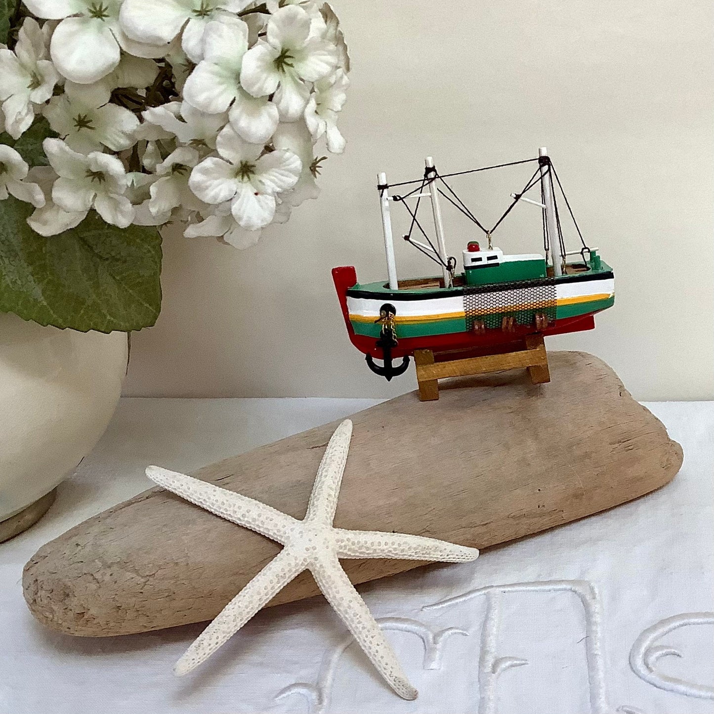 Bateau miniature bois chalutier vert rouge décoration marine ht 9 cm