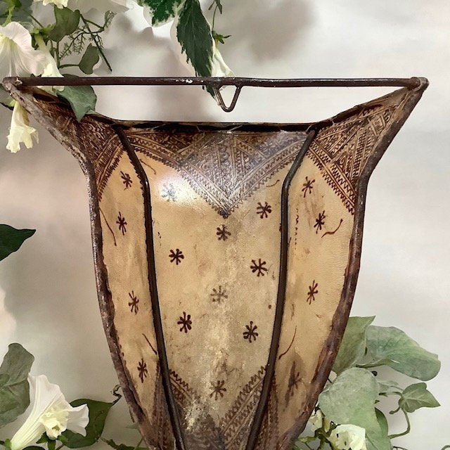 Applique orientale  fer forgé et peau ht 36 cm vintage