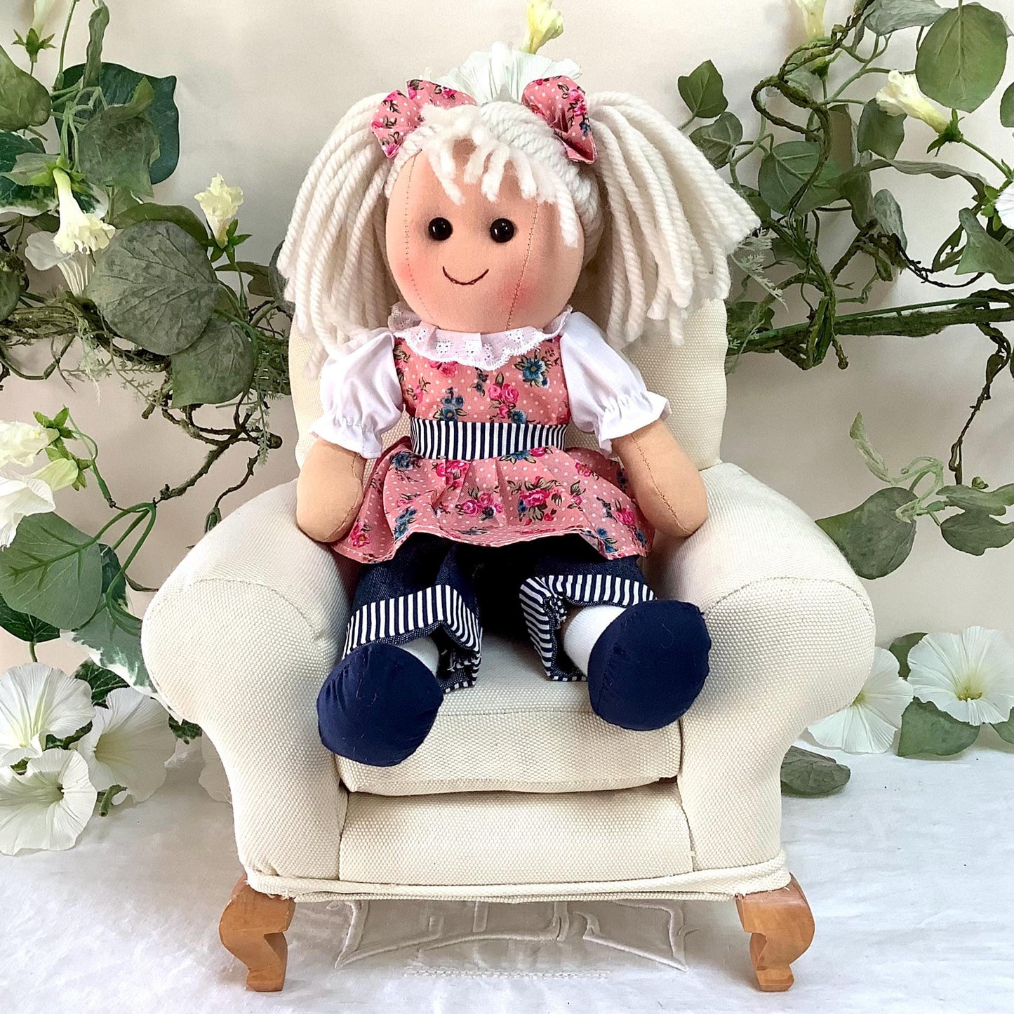 Détail poupée chiffon tissu blouse rose fleurie Bella vêtements amovibles, jouet enfant 30 cm