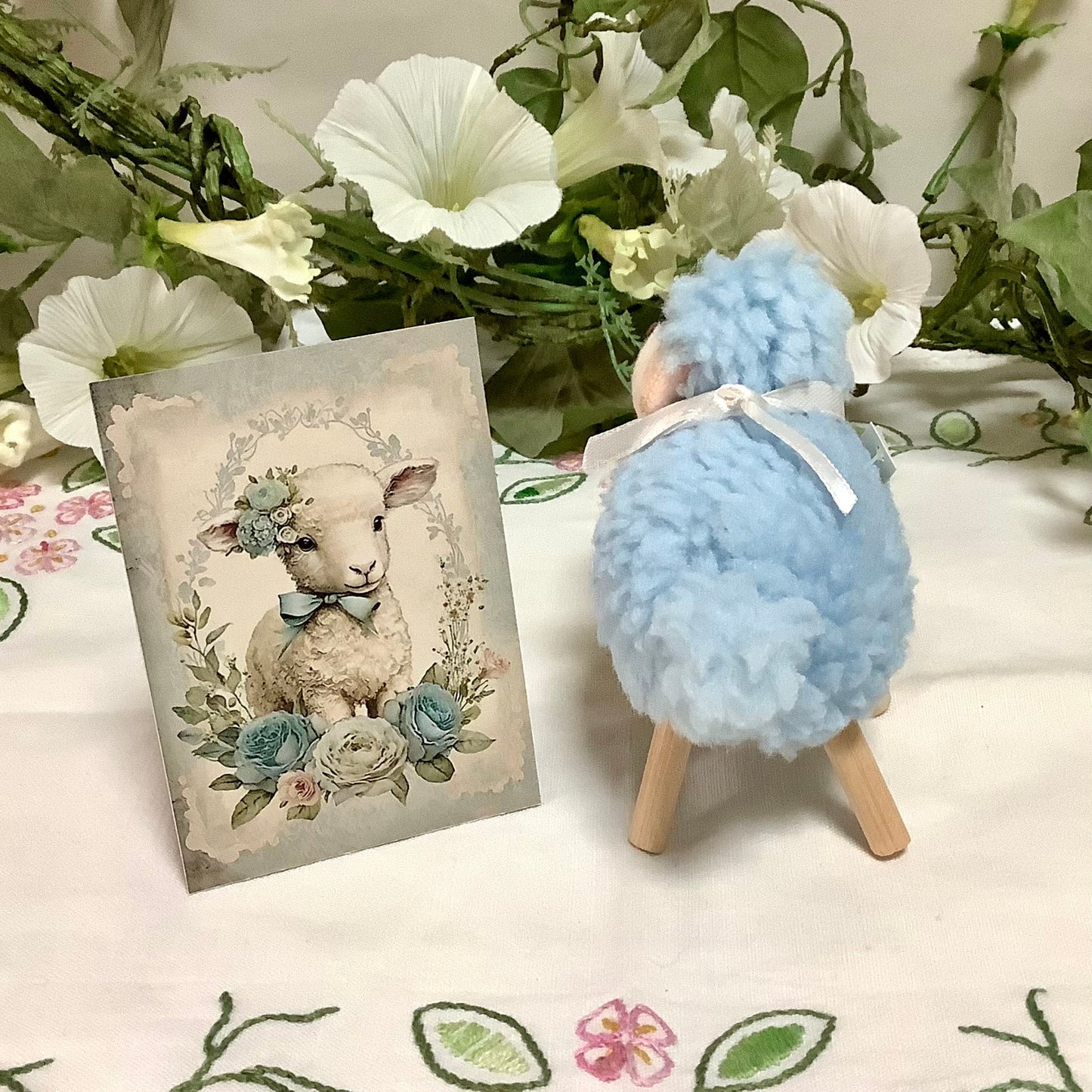 Mouton peluche bleu décoration pâques 