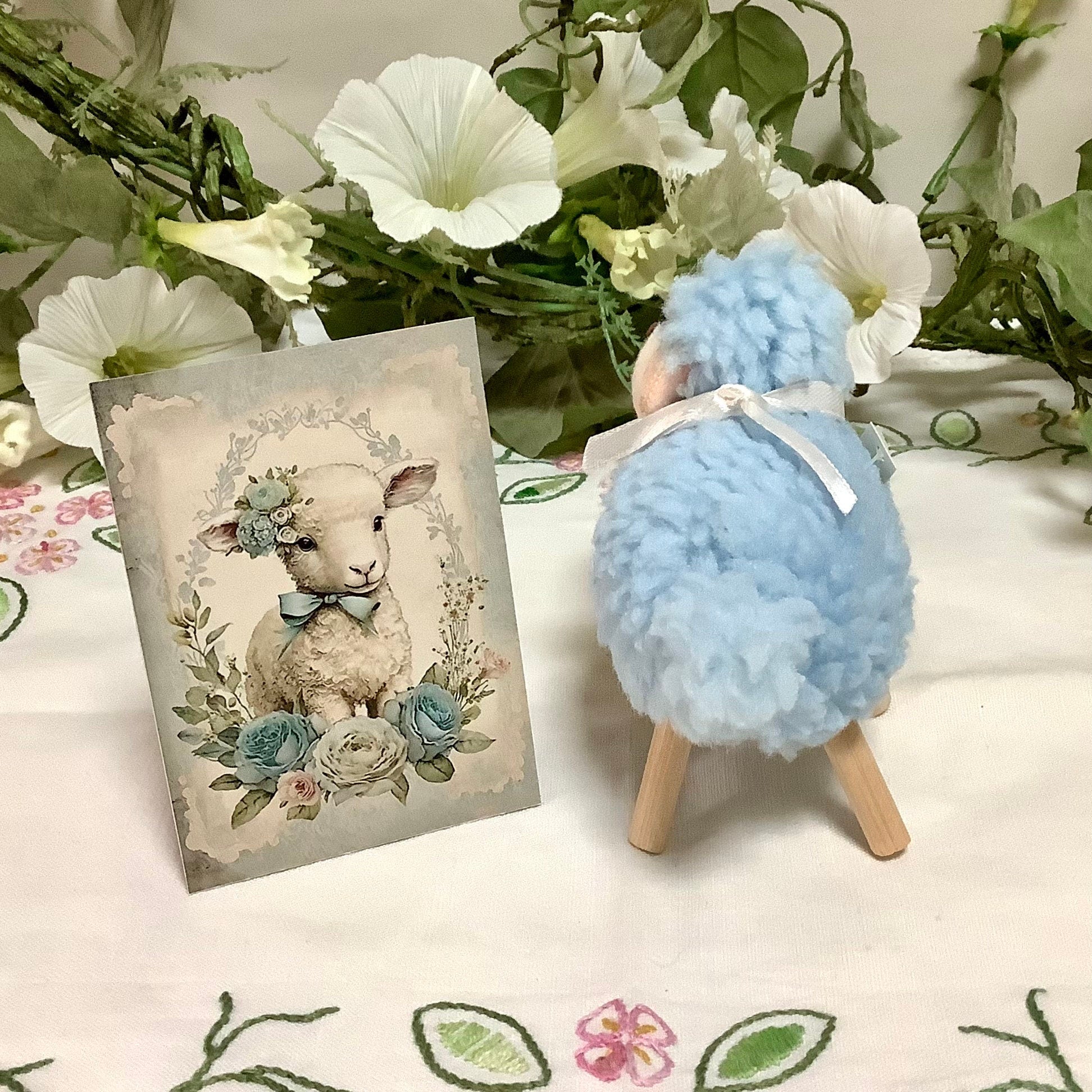 Mouton peluche bleu décoration pâques 
