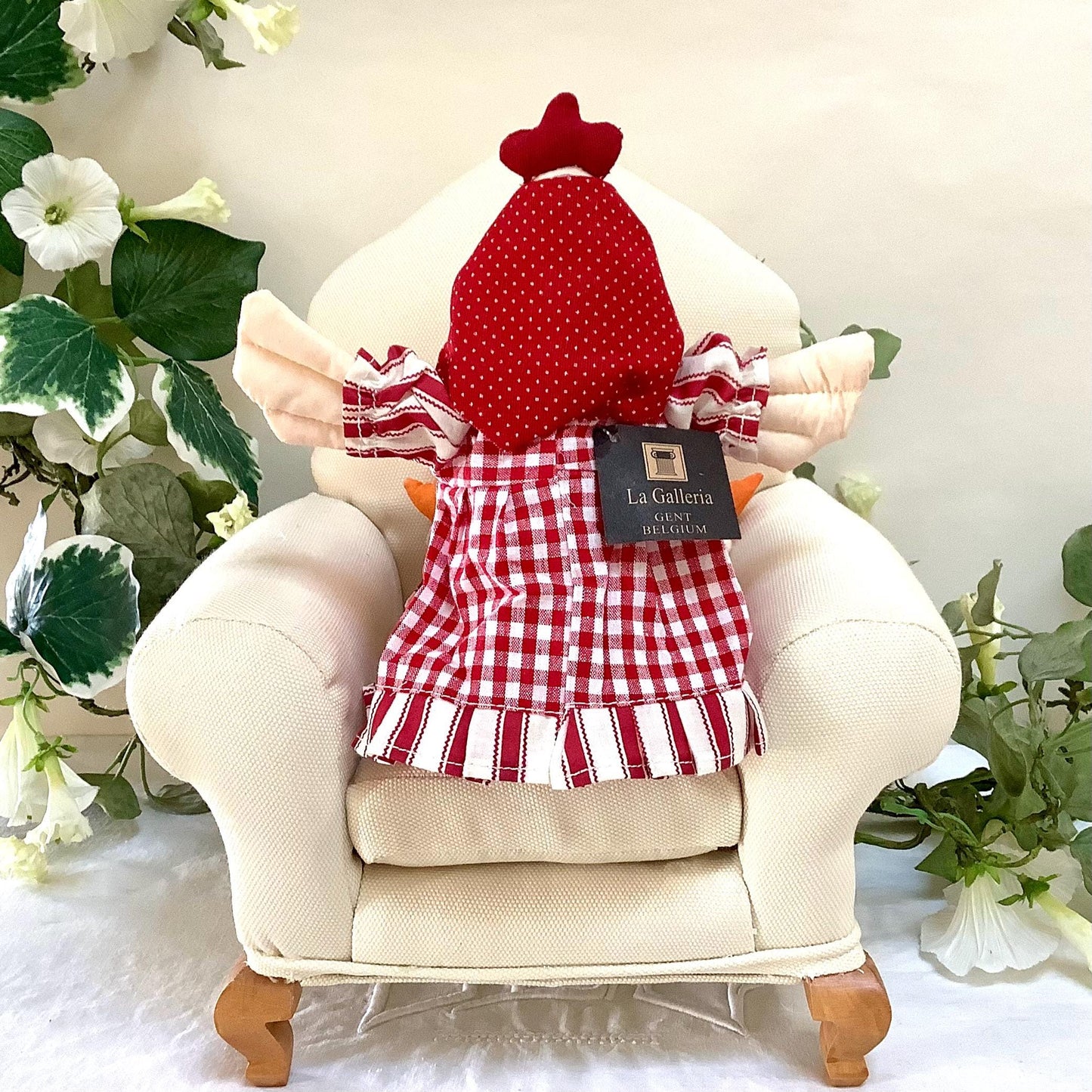 Poule assise style vintage avec poussin dans poche, décoration tissu dentelles 28 cm