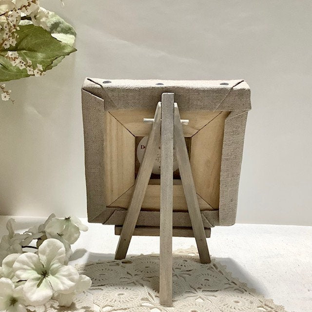 Petit tableau lin roses anciennes avec chevalet vintage