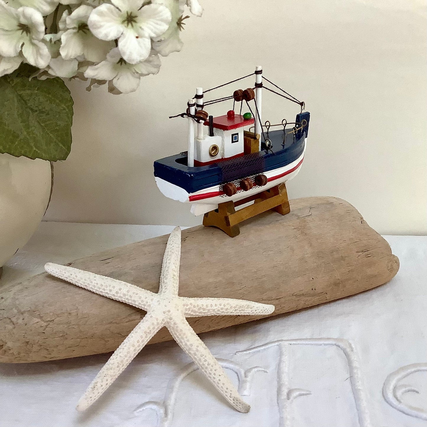 Bateau miniature bois chalutier bleu rouge décoration marine ht 9 cm